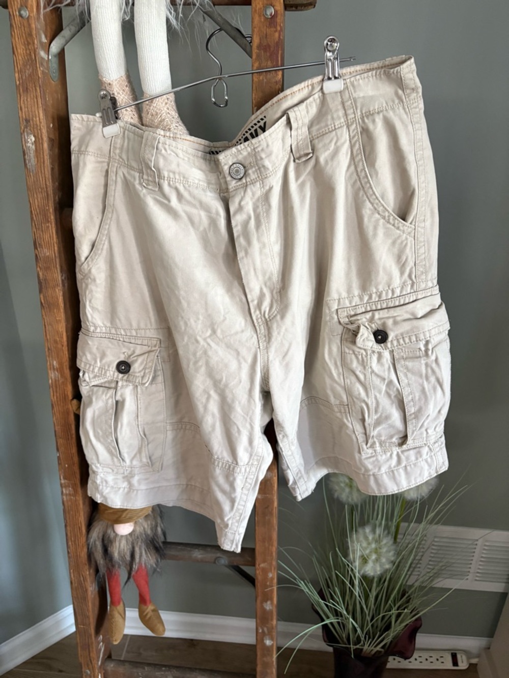 Men's Cargo Shorts in Light Beige - Casual Summer Utility